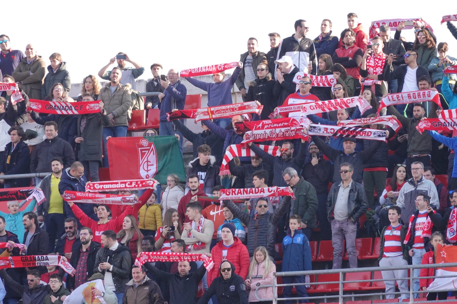 Echamos un vistazo a la grada para recopilar las mejores fotos de la afición. 