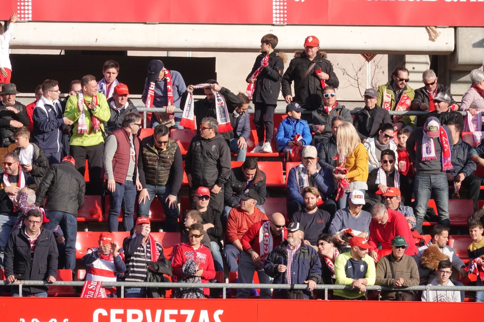 Echamos un vistazo a la grada para recopilar las mejores fotos de la afición. 