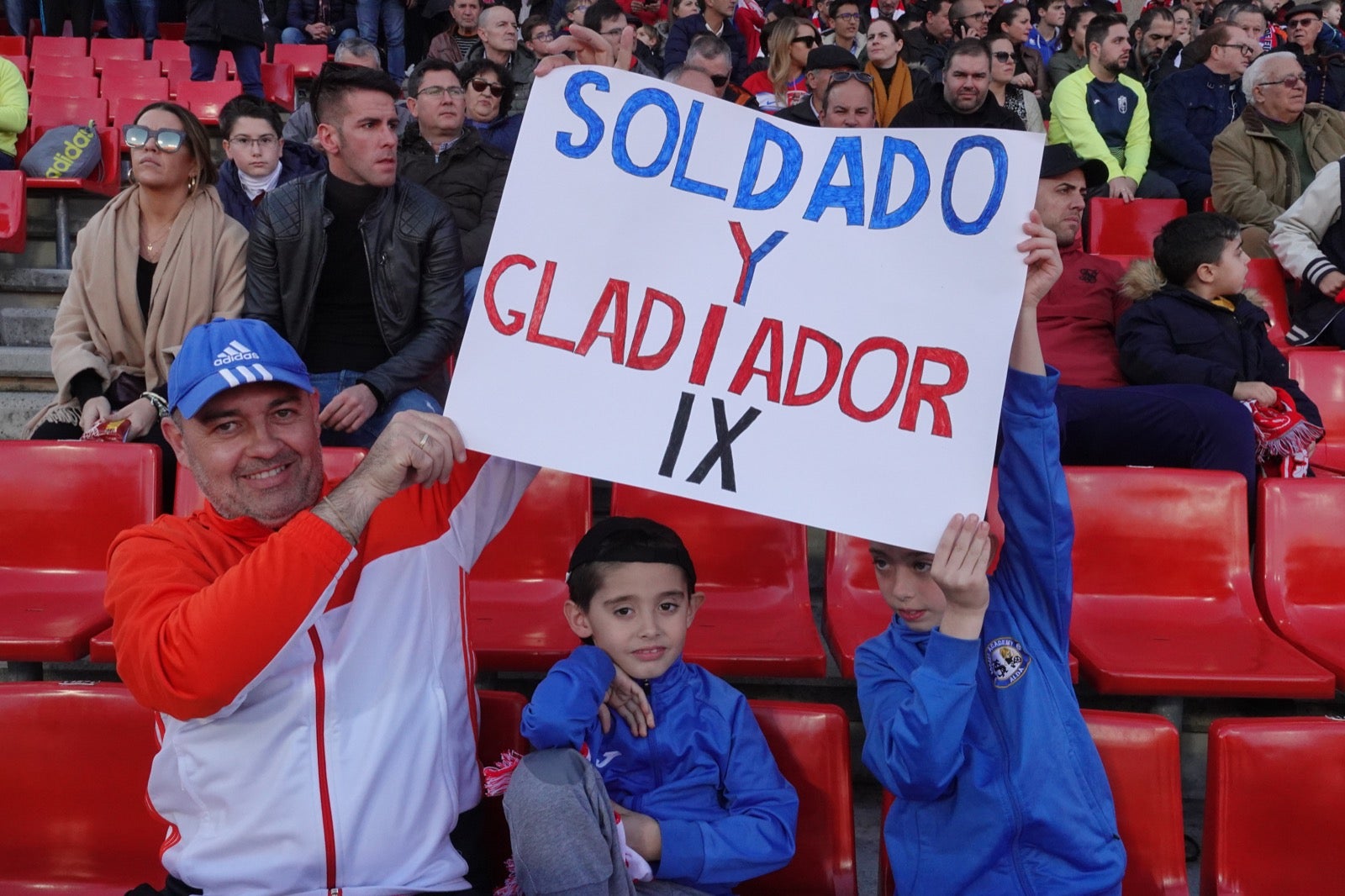 Echamos un vistazo a la grada para recopilar las mejores fotos de la afición. 