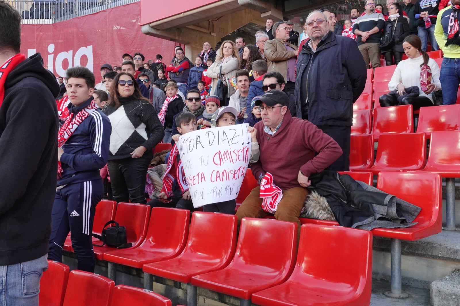 Echamos un vistazo a la grada para recopilar las mejores fotos de la afición. 