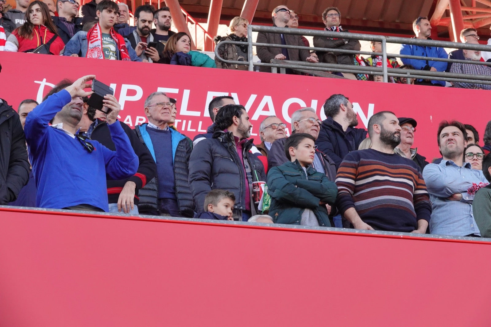 Echamos un vistazo a la grada para recopilar las mejores fotos de la afición. 