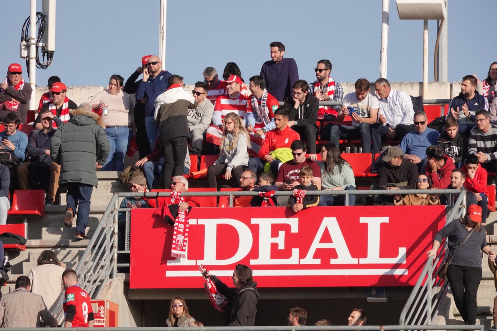 Echamos un vistazo a la grada para recopilar las mejores fotos de la afición. 