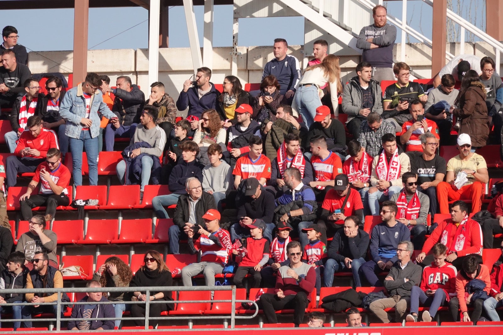 Echamos un vistazo a la grada para recopilar las mejores fotos de la afición. 