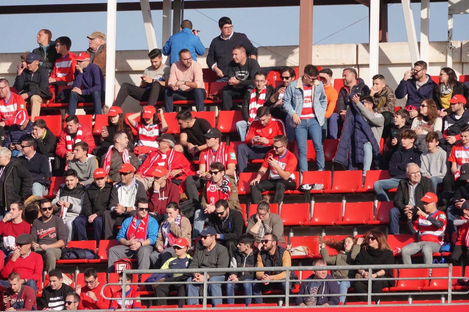 Echamos un vistazo a la grada para recopilar las mejores fotos de la afición. 