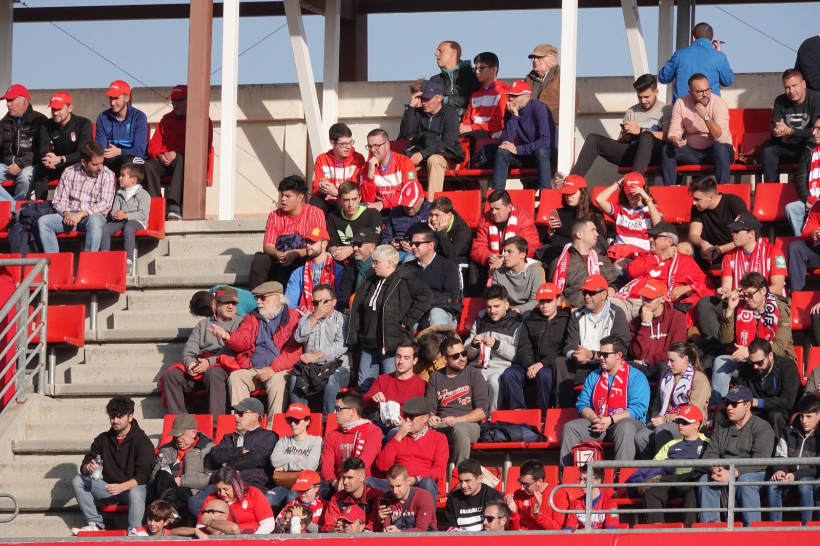 Echamos un vistazo a la grada para recopilar las mejores fotos de la afición. 