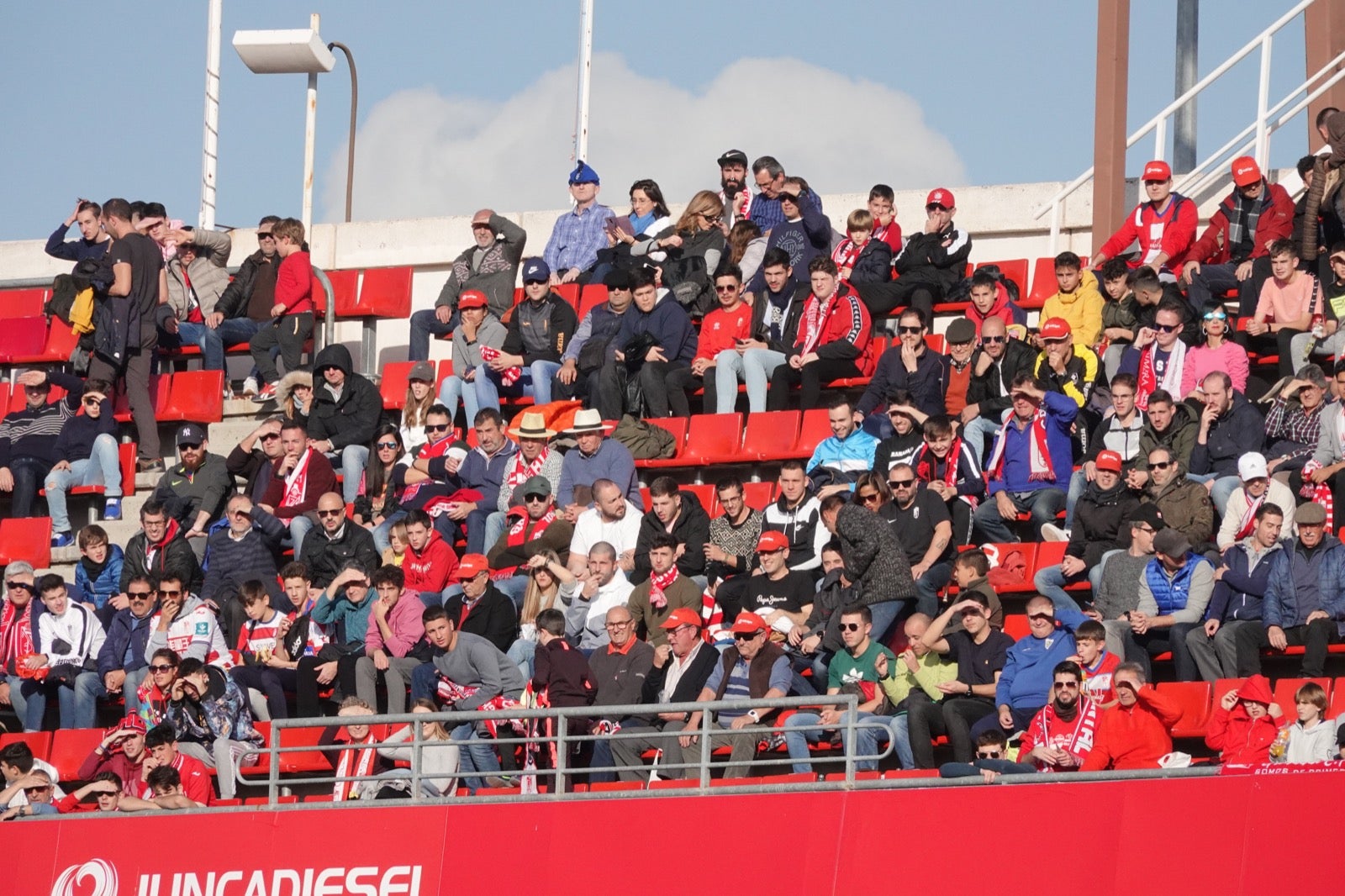 Echamos un vistazo a la grada para recopilar las mejores fotos de la afición. 