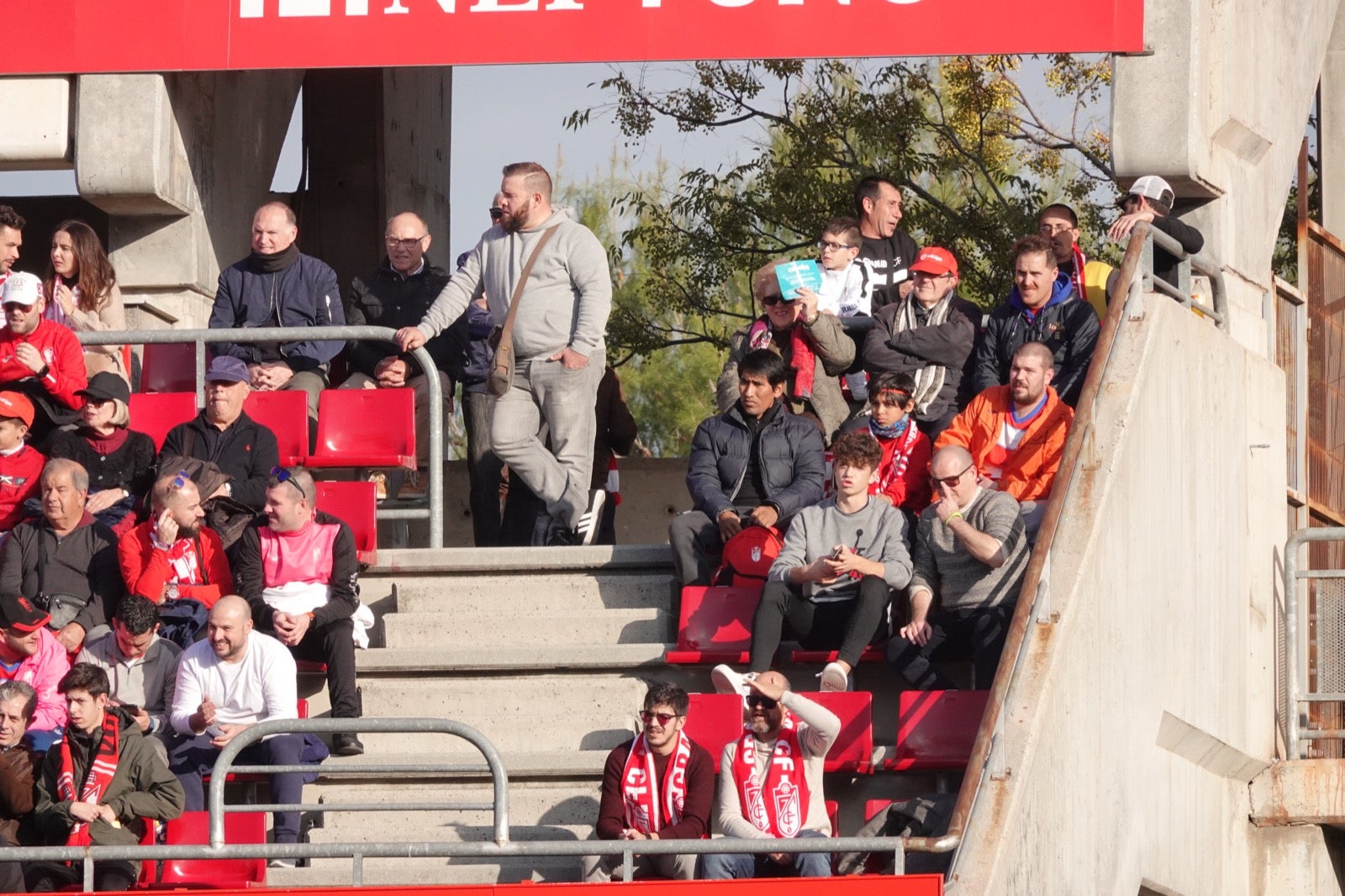 Echamos un vistazo a la grada para recopilar las mejores fotos de la afición. 