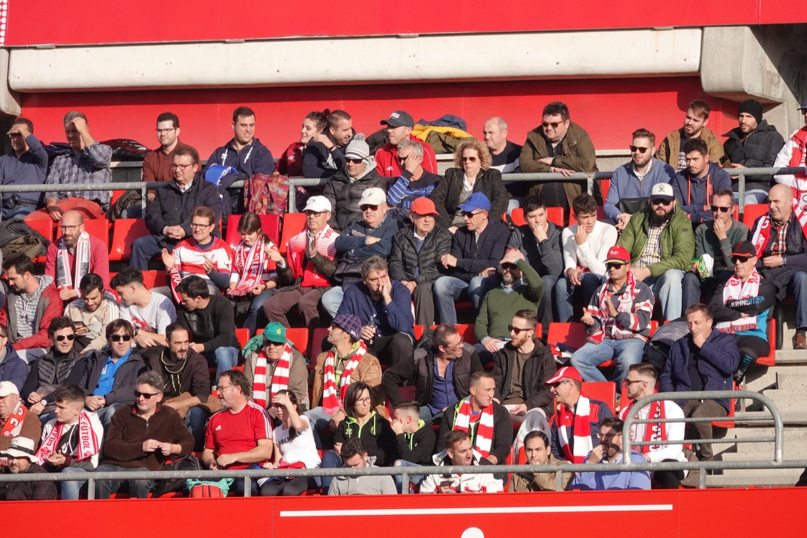 Echamos un vistazo a la grada para recopilar las mejores fotos de la afición. 