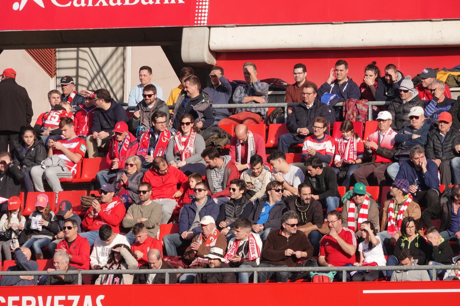 Echamos un vistazo a la grada para recopilar las mejores fotos de la afición. 