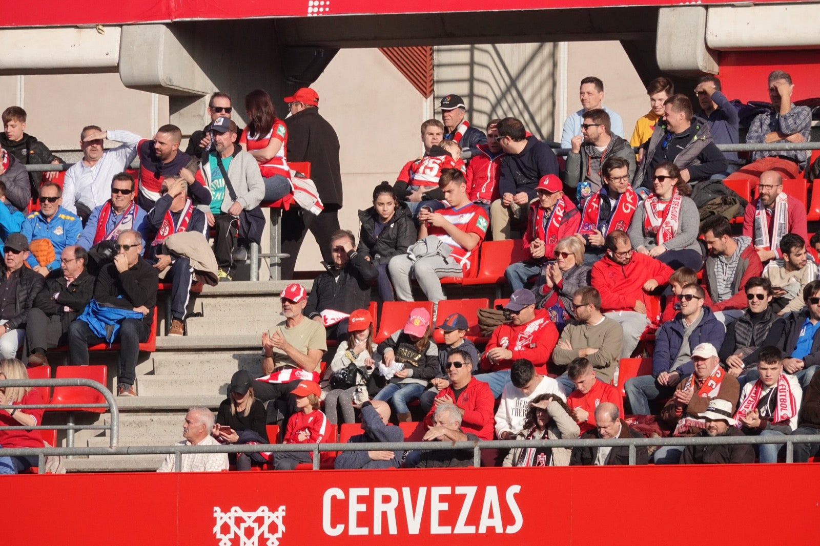 Echamos un vistazo a la grada para recopilar las mejores fotos de la afición. 