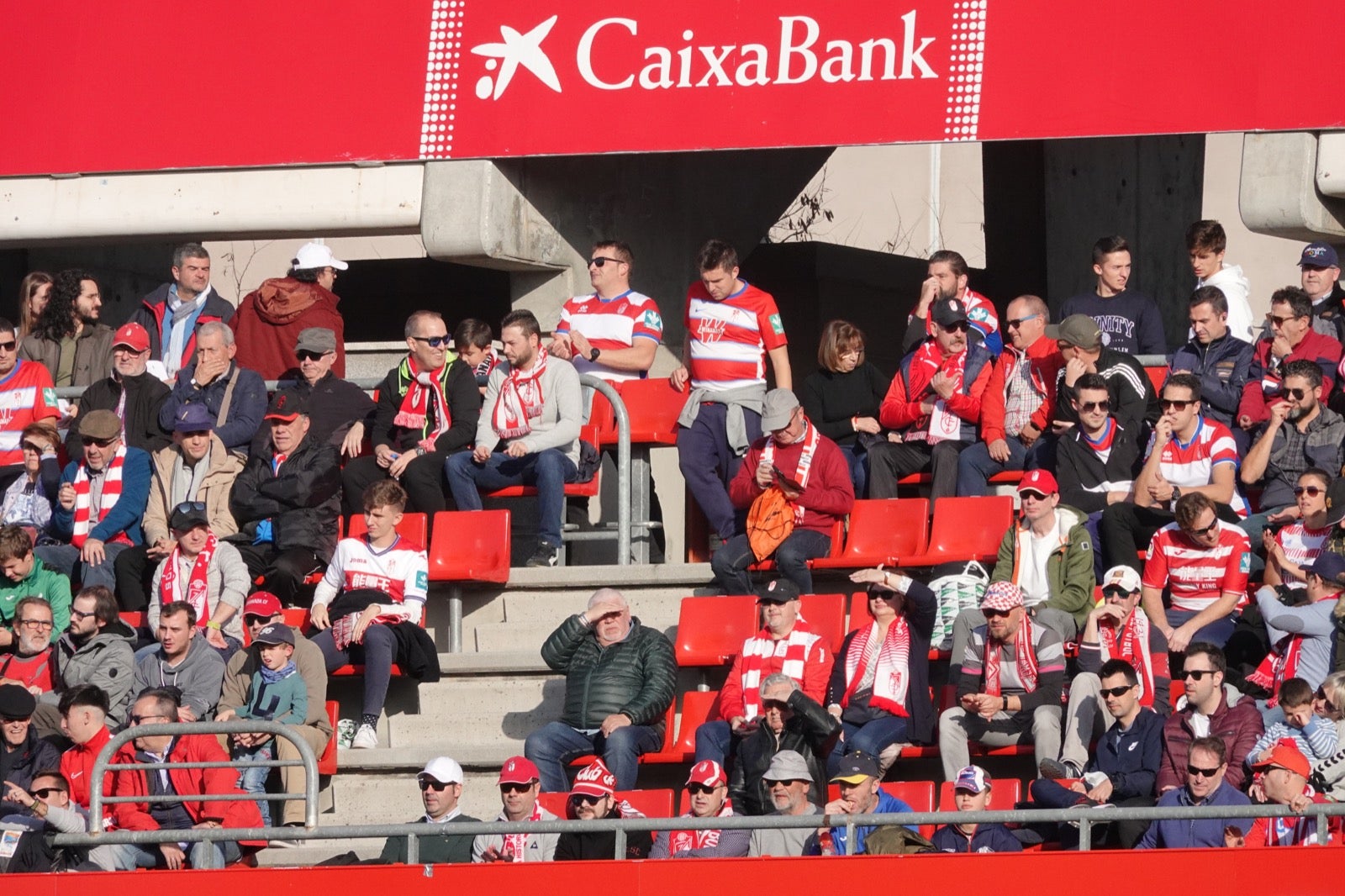 Echamos un vistazo a la grada para recopilar las mejores fotos de la afición. 