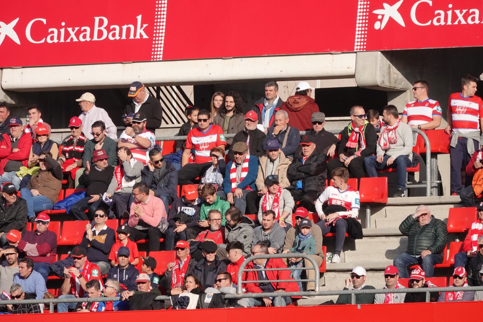 Echamos un vistazo a la grada para recopilar las mejores fotos de la afición. 