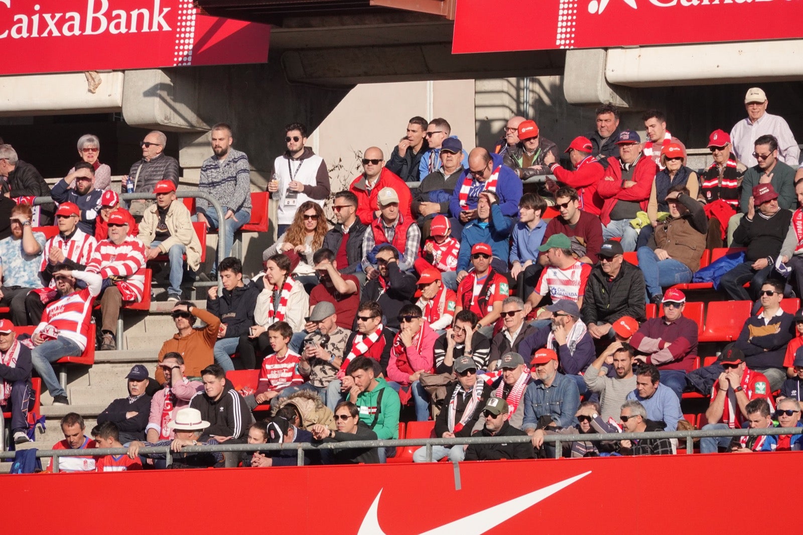 Echamos un vistazo a la grada para recopilar las mejores fotos de la afición. 