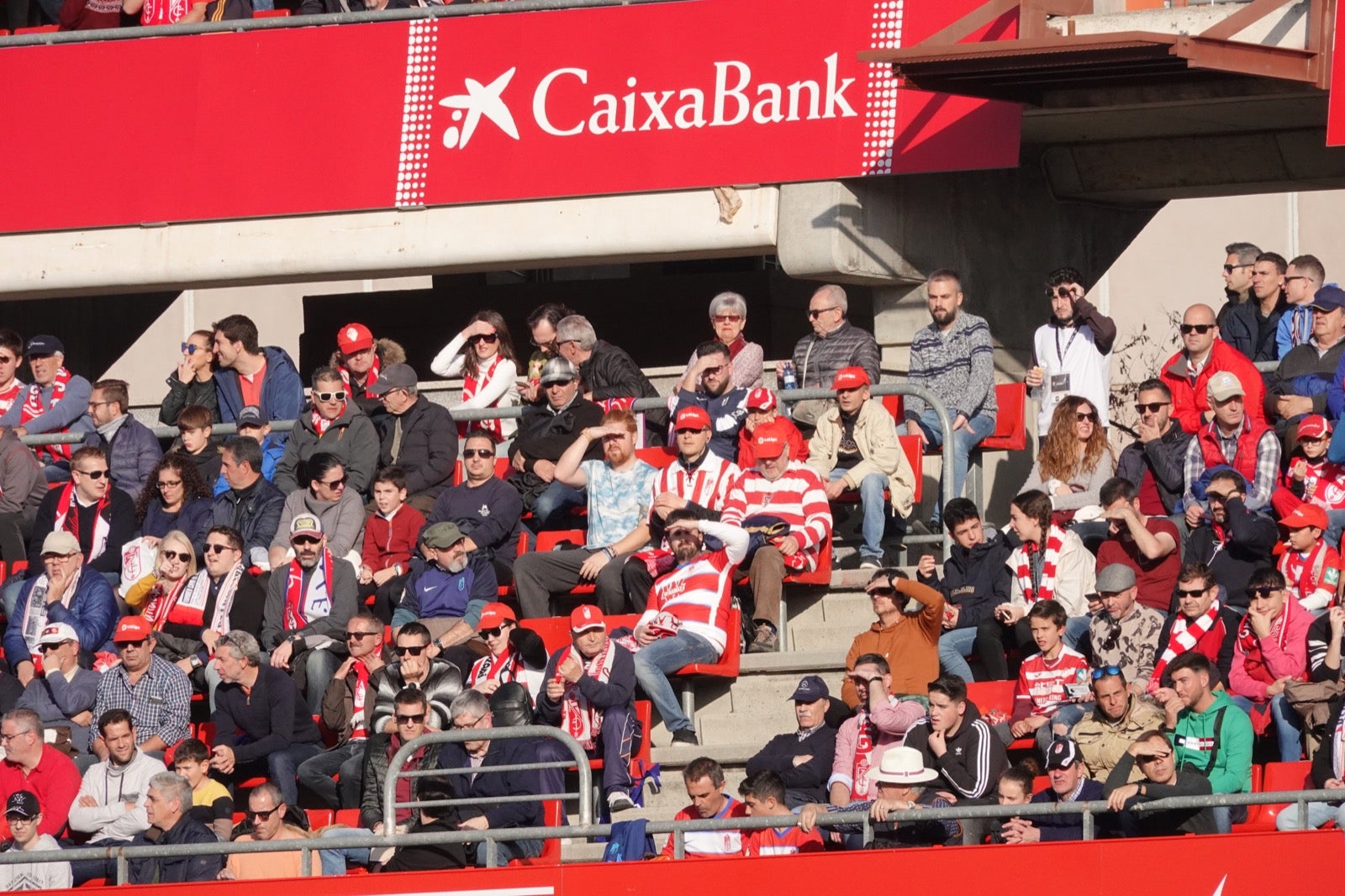 Echamos un vistazo a la grada para recopilar las mejores fotos de la afición. 