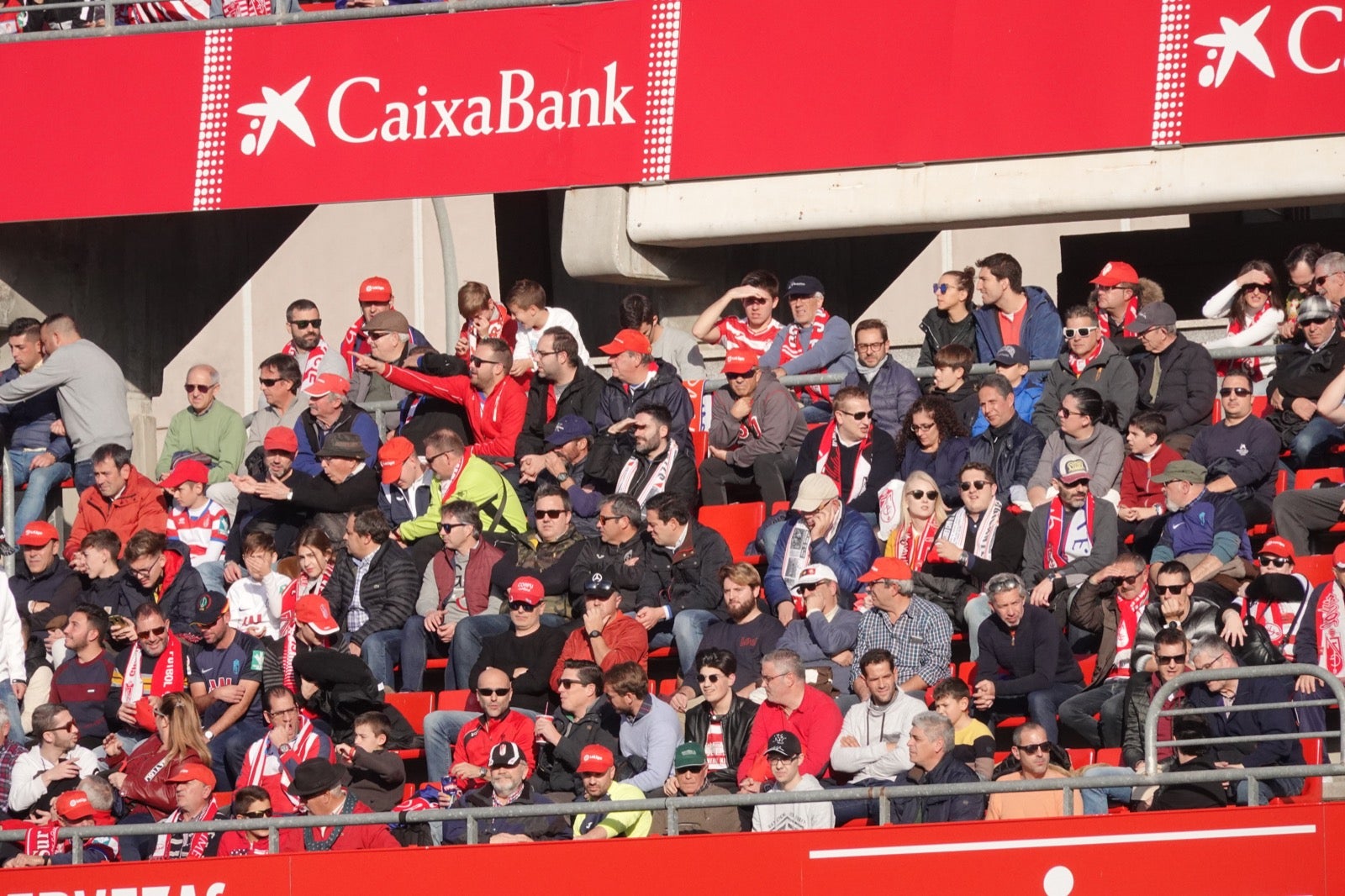 Echamos un vistazo a la grada para recopilar las mejores fotos de la afición. 