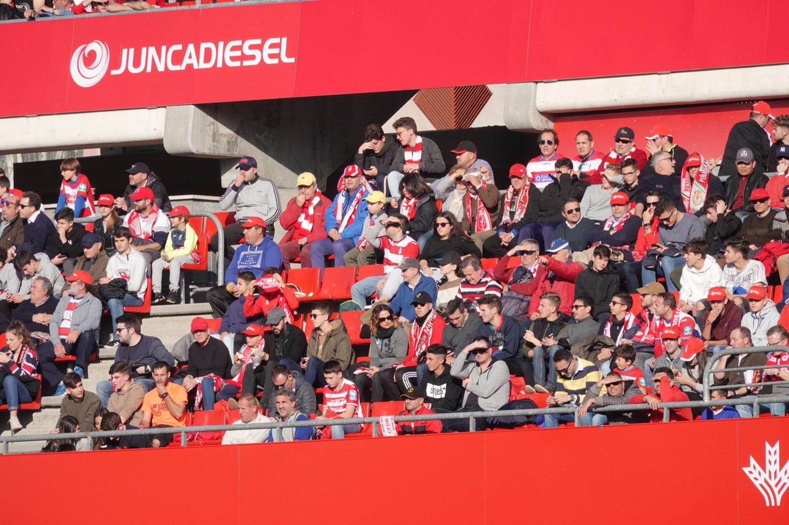 Echamos un vistazo a la grada para recopilar las mejores fotos de la afición. 