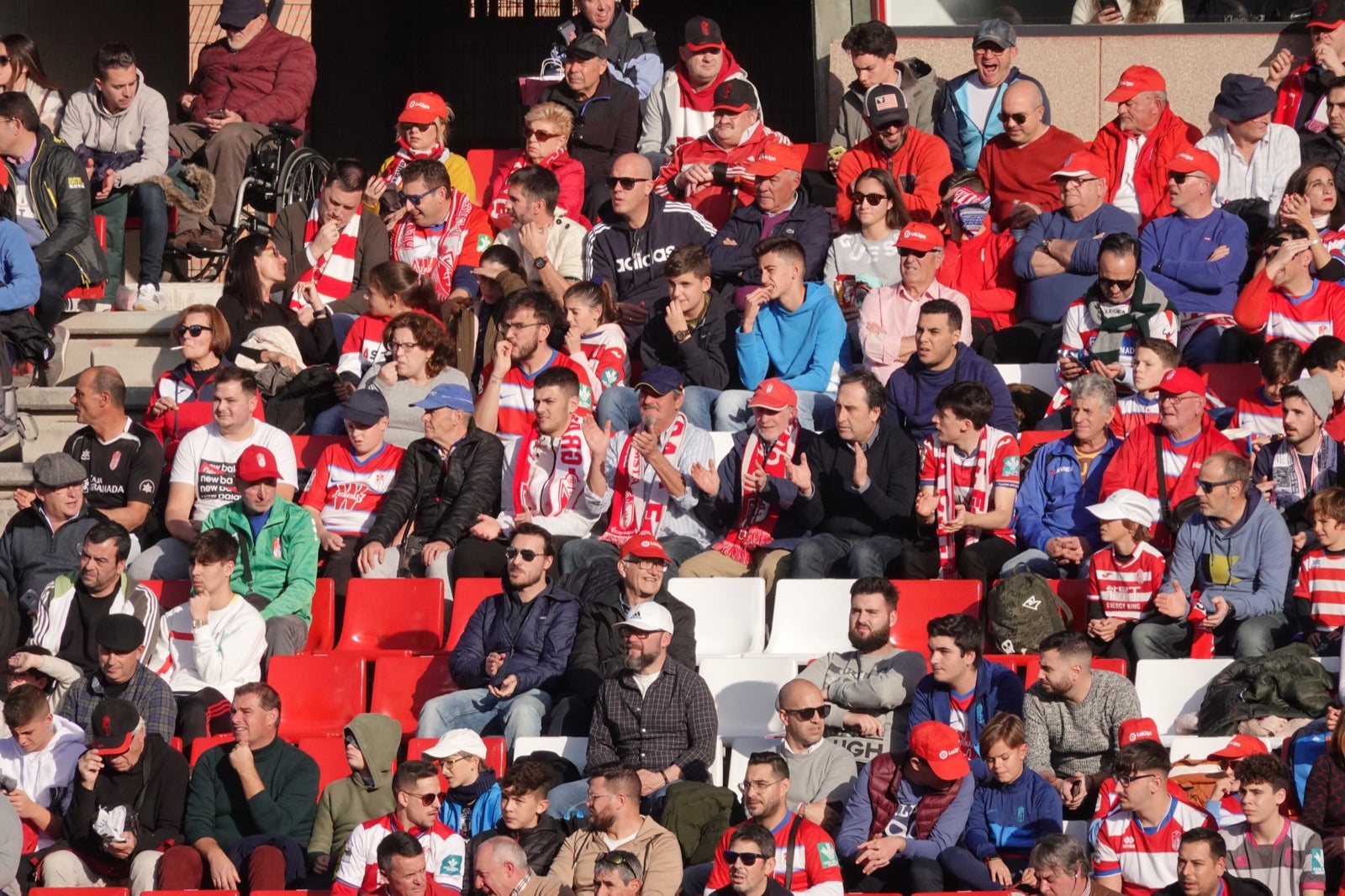 Echamos un vistazo a la grada para recopilar las mejores fotos de la afición. 