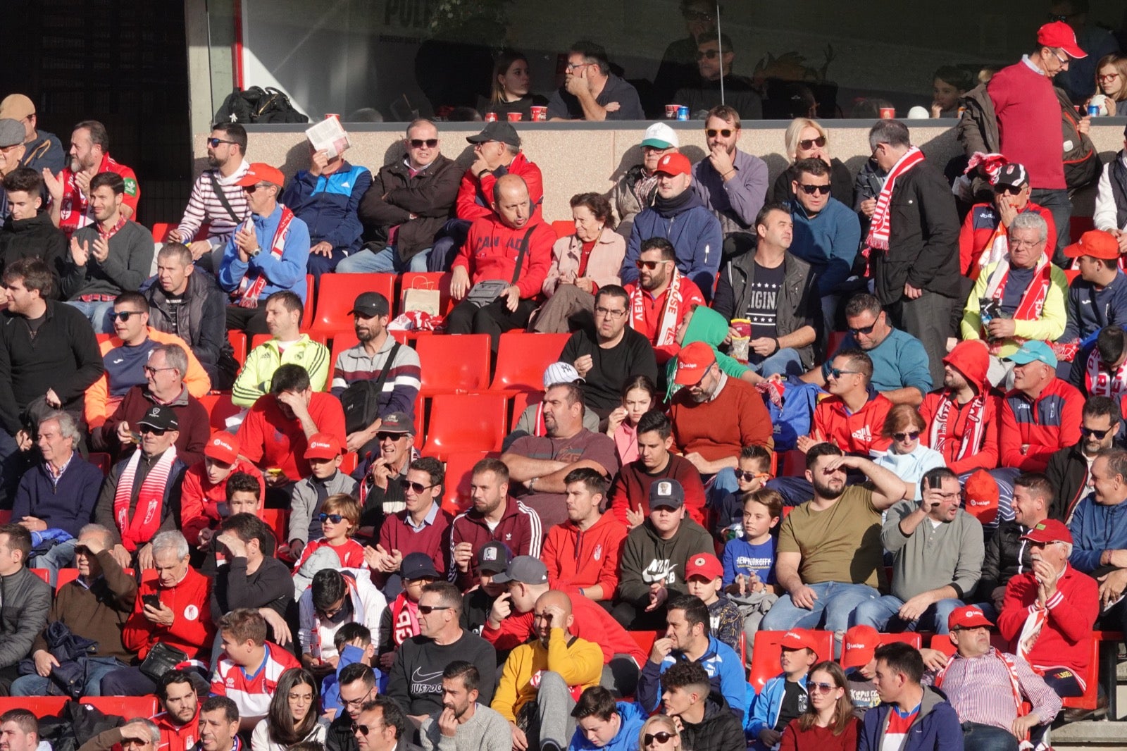 Echamos un vistazo a la grada para recopilar las mejores fotos de la afición. 