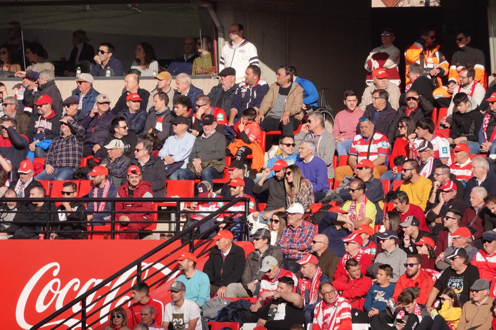 Echamos un vistazo a la grada para recopilar las mejores fotos de la afición. 