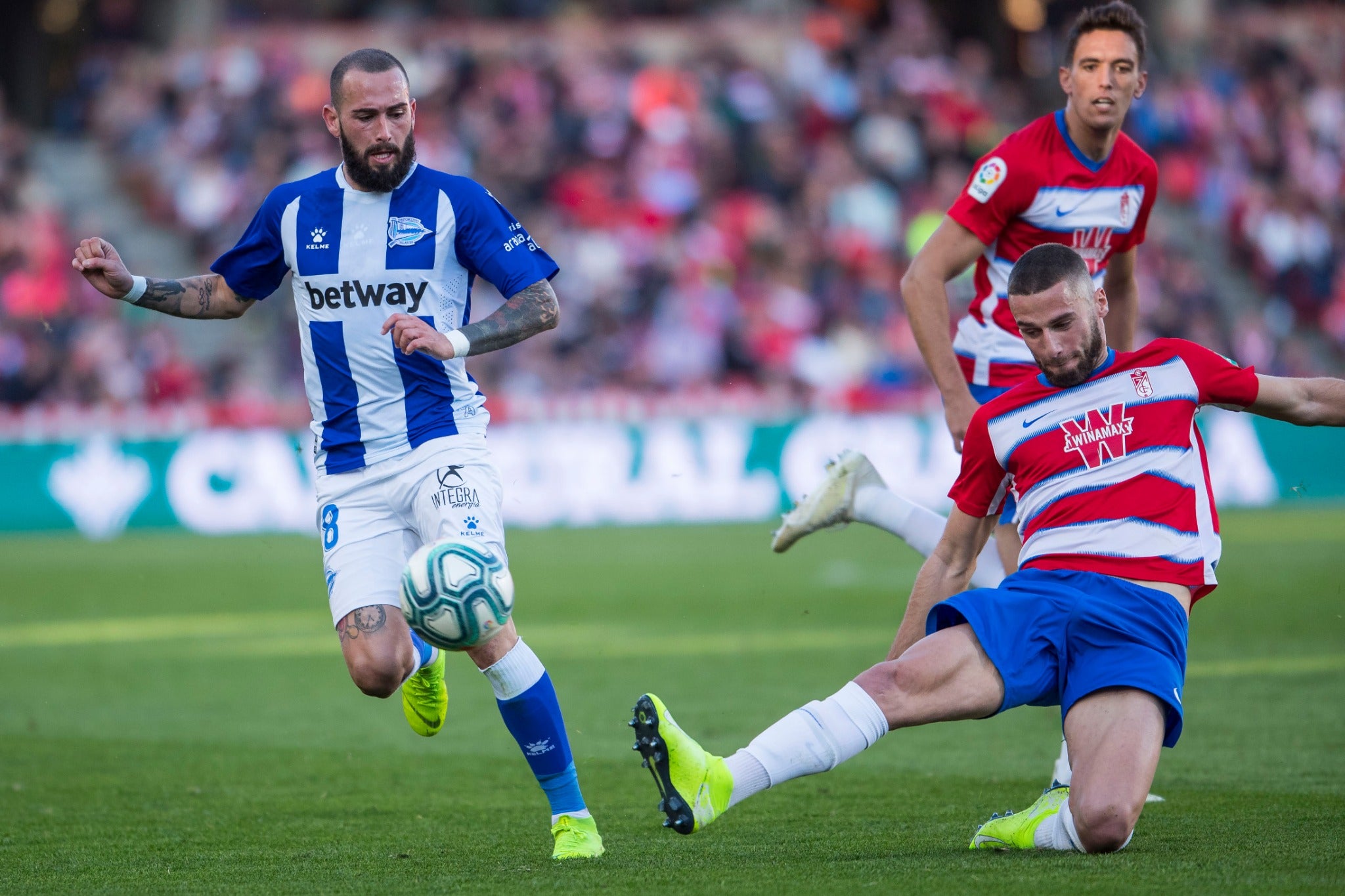 Repasa los mejores momentos del choque que ha enfrentado a dos rivales directos en Los Cármenes