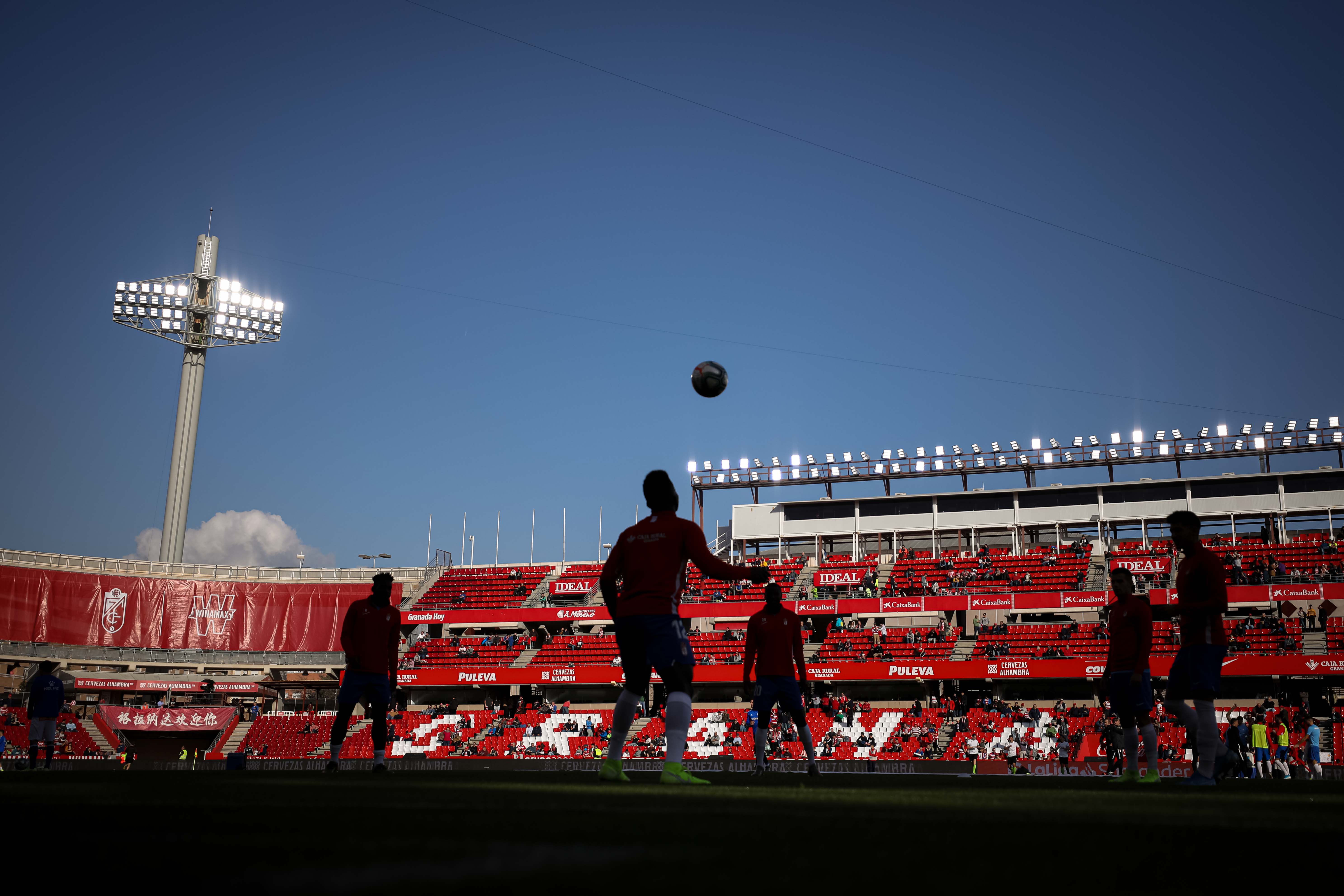 Repasa los mejores momentos del choque que ha enfrentado a dos rivales directos en Los Cármenes