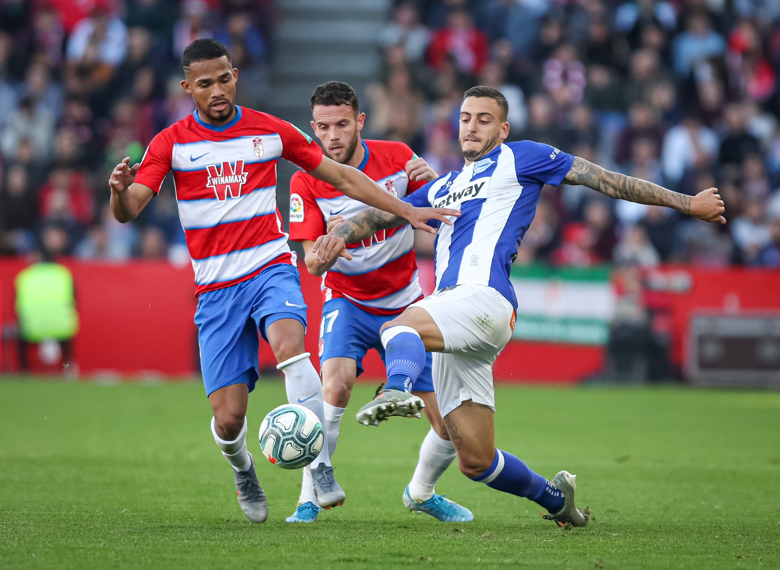 Repasa los mejores momentos del choque que ha enfrentado a dos rivales directos en Los Cármenes