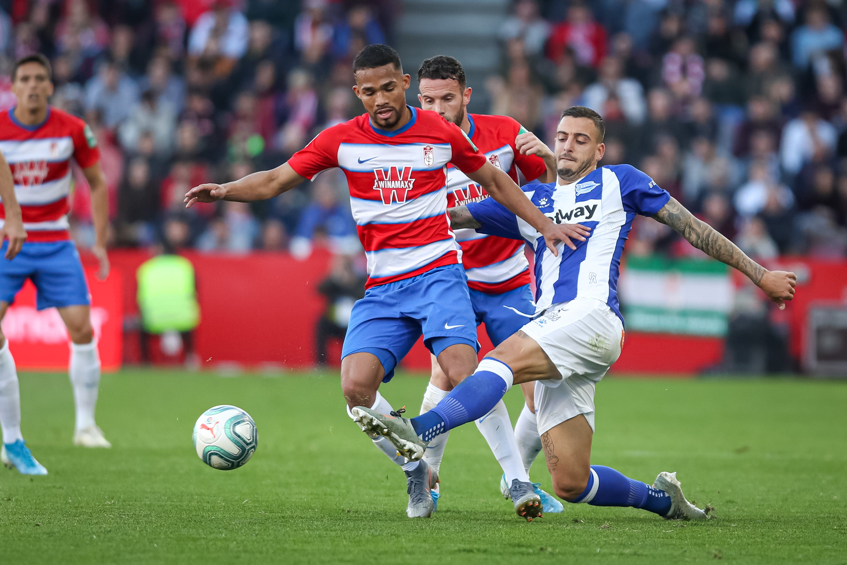 Repasa los mejores momentos del choque que ha enfrentado a dos rivales directos en Los Cármenes