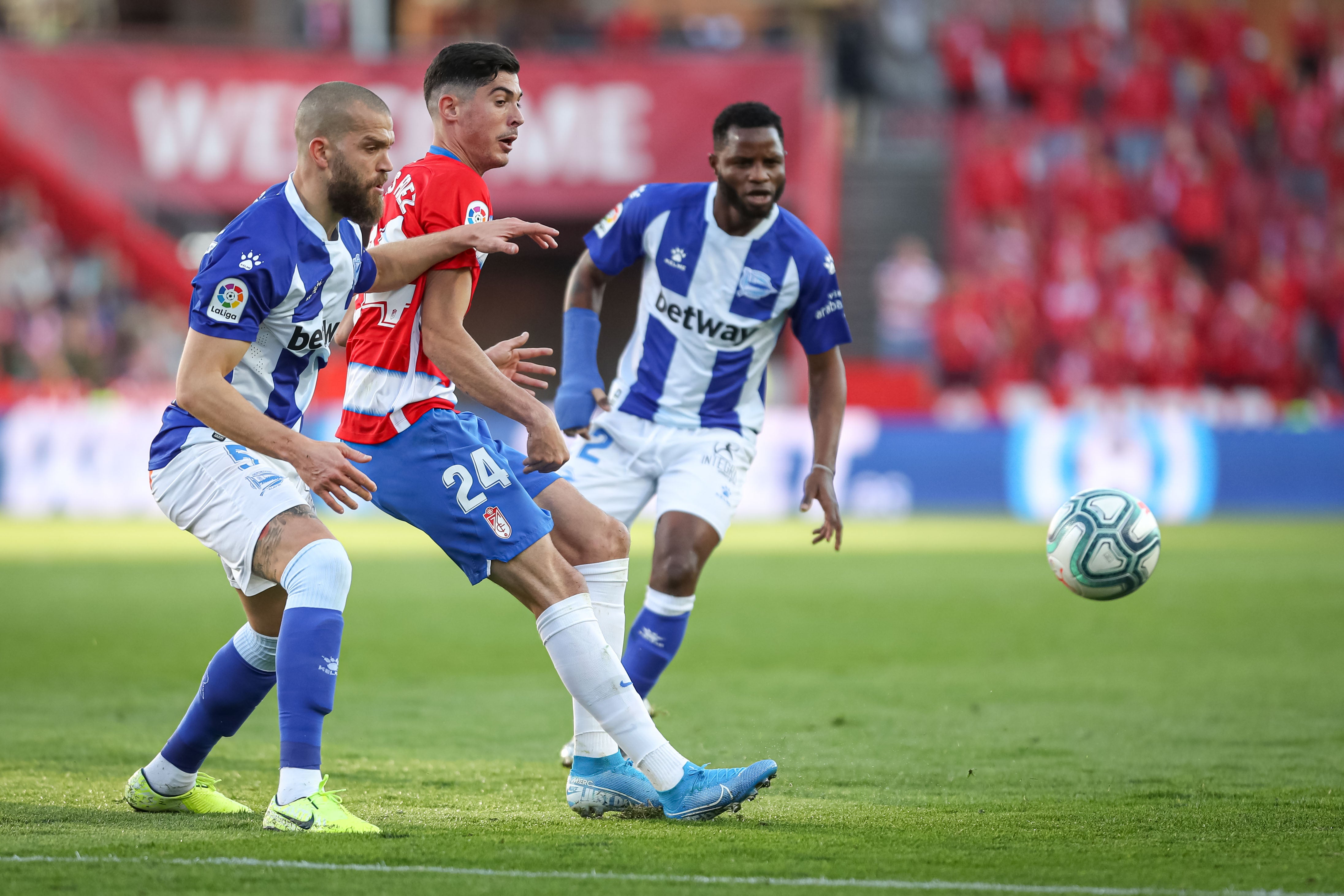 Repasa los mejores momentos del choque que ha enfrentado a dos rivales directos en Los Cármenes