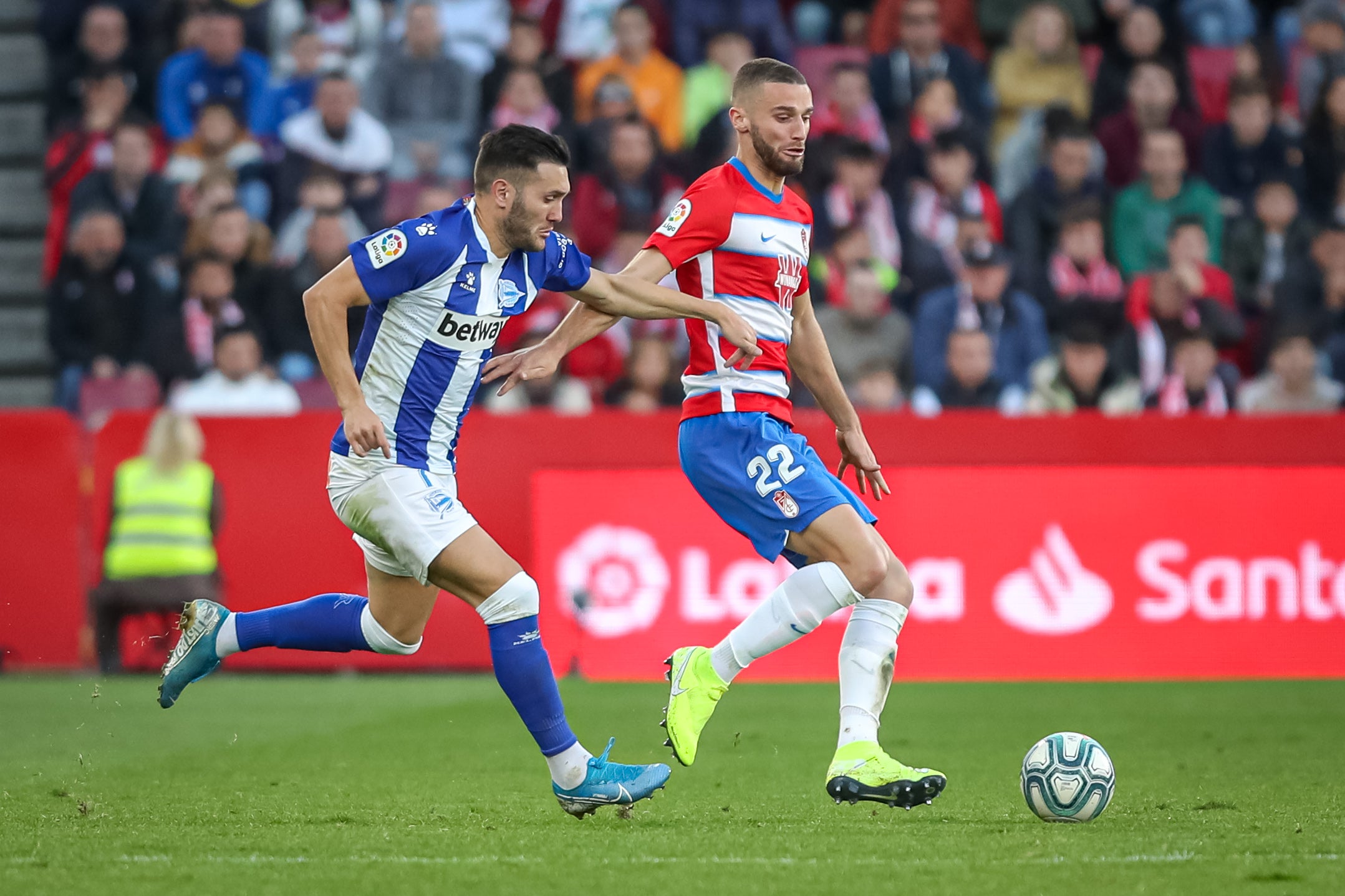 Repasa los mejores momentos del choque que ha enfrentado a dos rivales directos en Los Cármenes