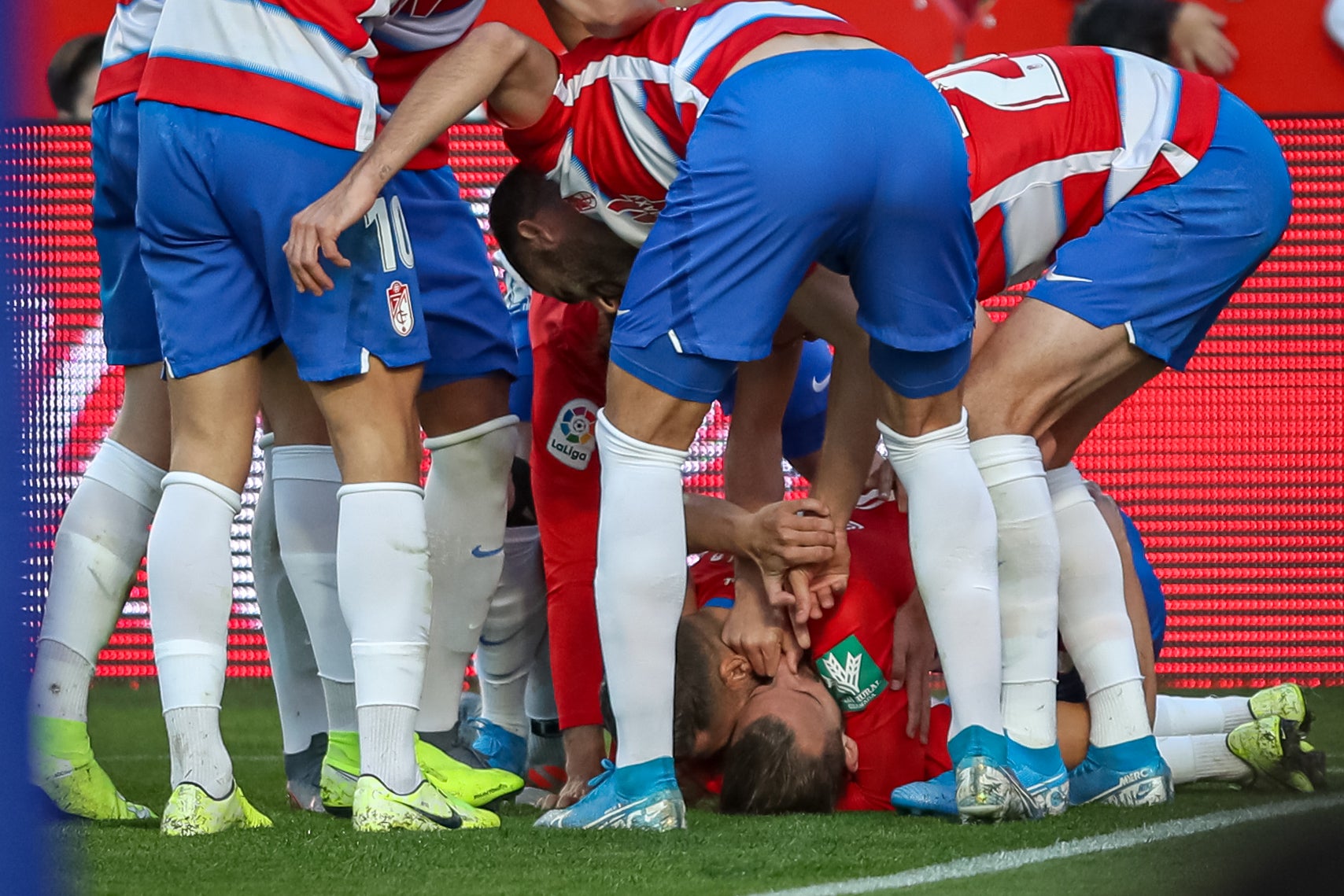 Repasa los mejores momentos del choque que ha enfrentado a dos rivales directos en Los Cármenes