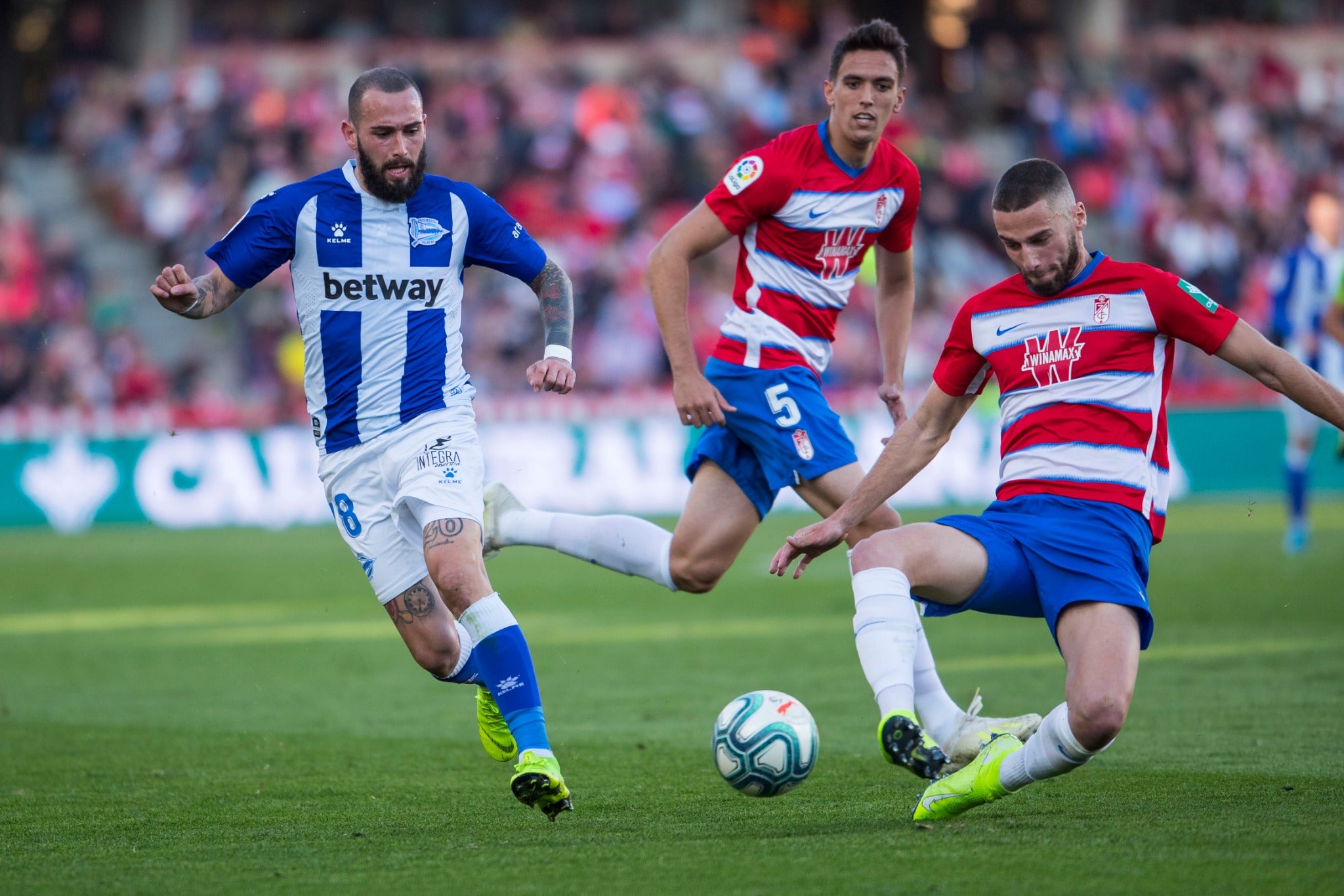 Repasa los mejores momentos del choque que ha enfrentado a dos rivales directos en Los Cármenes