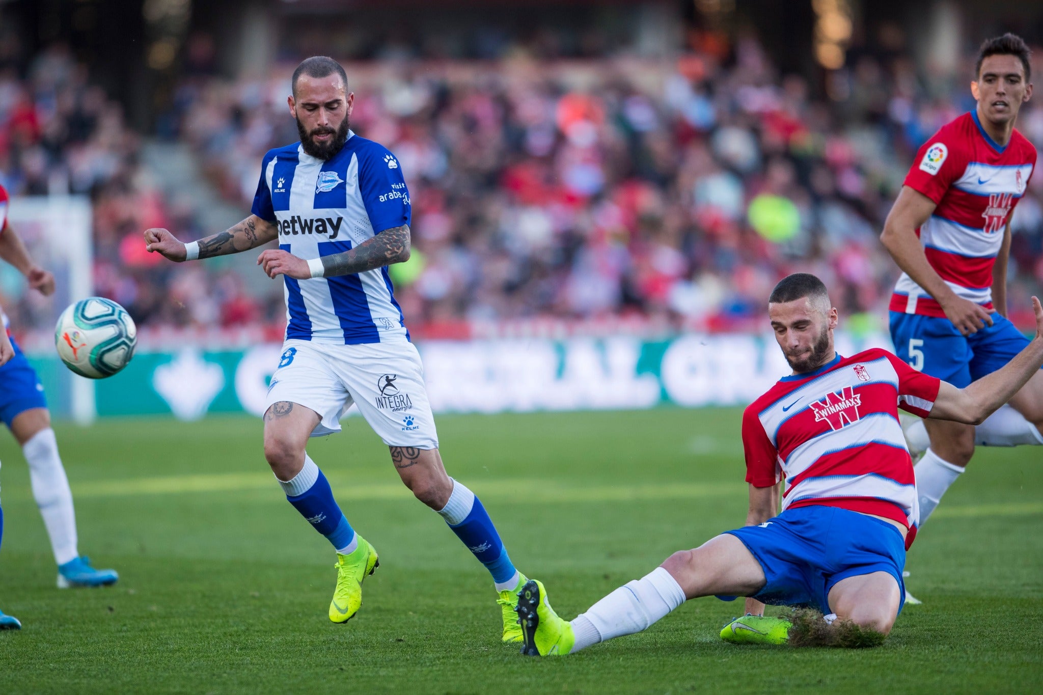 Repasa los mejores momentos del choque que ha enfrentado a dos rivales directos en Los Cármenes