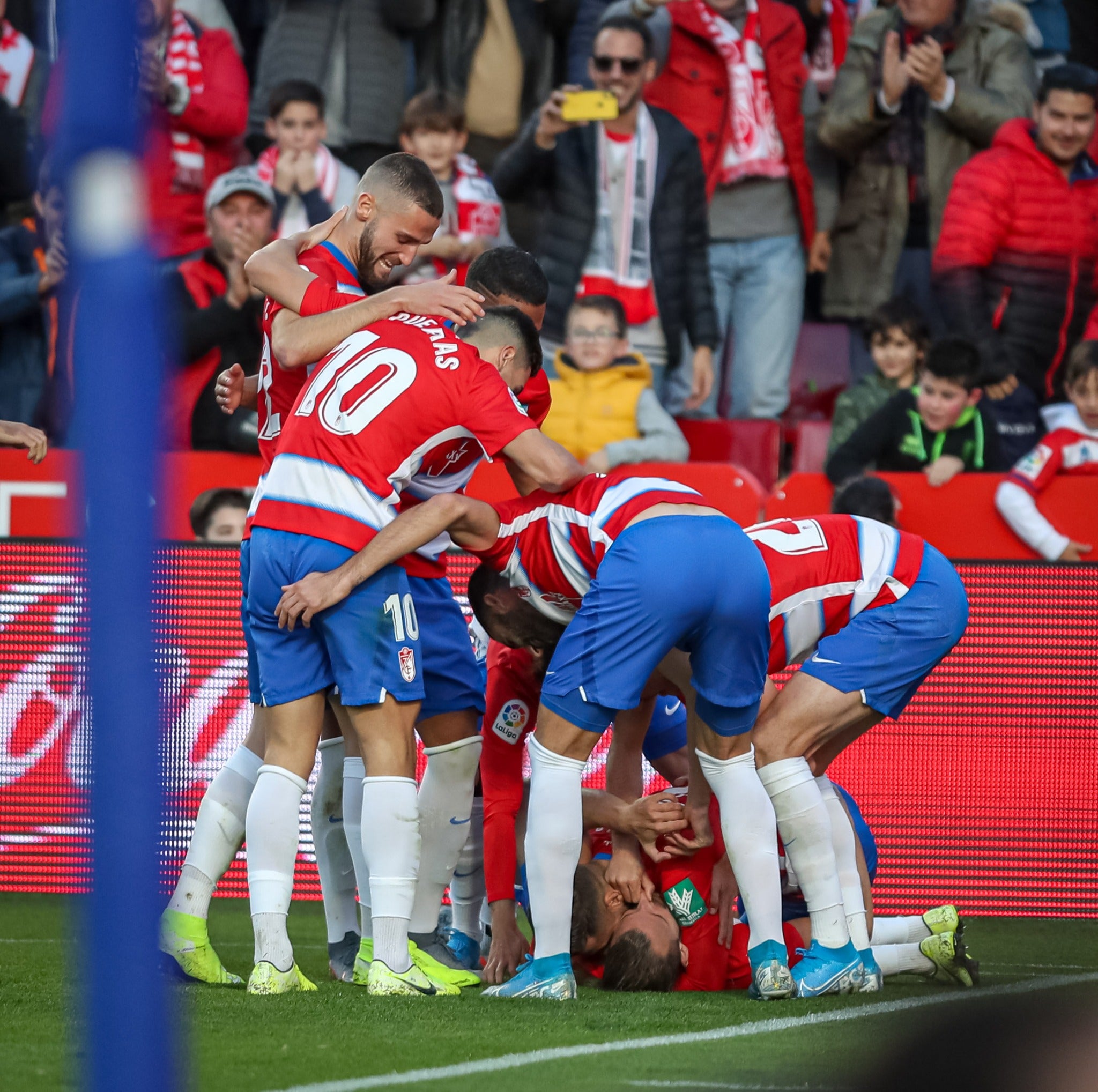 Repasa los mejores momentos del choque que ha enfrentado a dos rivales directos en Los Cármenes