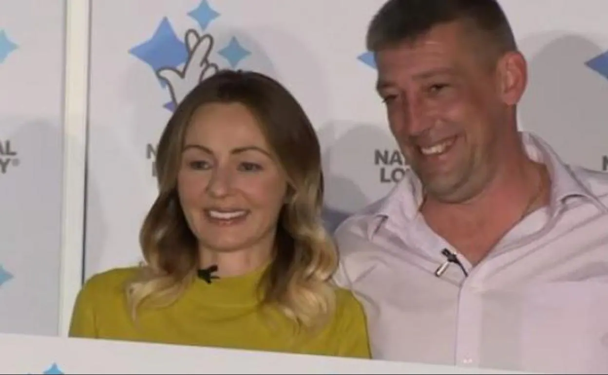 Steve Thomson, junto a su esposa Lenka, tras ganar 122,7 millones de euros en el sorteo de Euromillones.. 