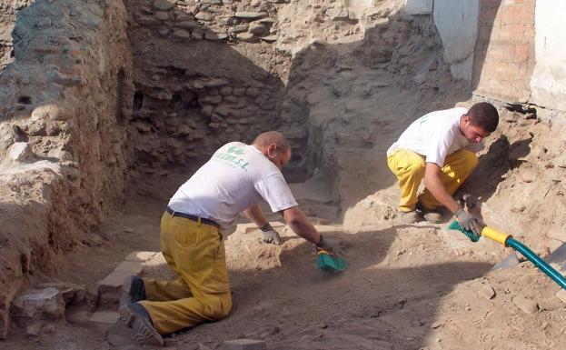 Arqueólogos trabajan junto a la qubba.