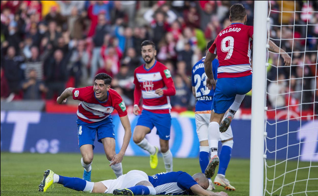 Carlos Fernández celebra su gol ante la euforia de Soldado con Laguardia en el suelo. 