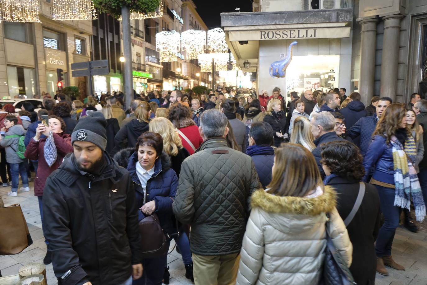 Las luces navideñas atraen a una multitud de personas en el centro de Granada