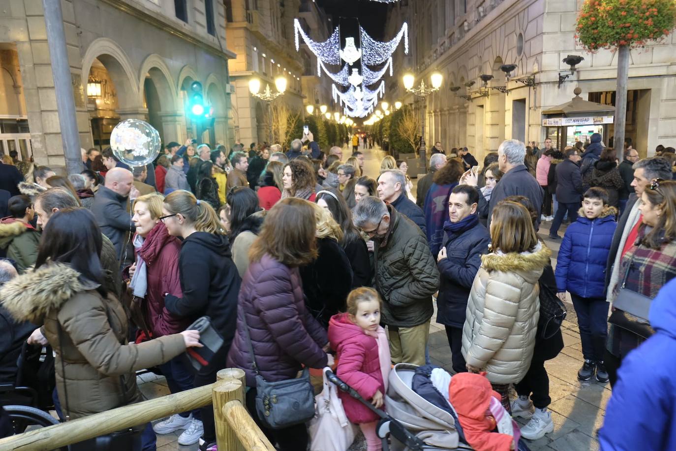 Las luces navideñas atraen a una multitud de personas en el centro de Granada