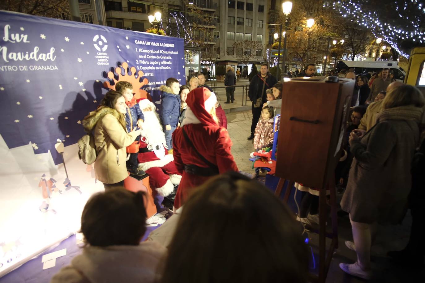 Las luces navideñas atraen a una multitud de personas en el centro de Granada