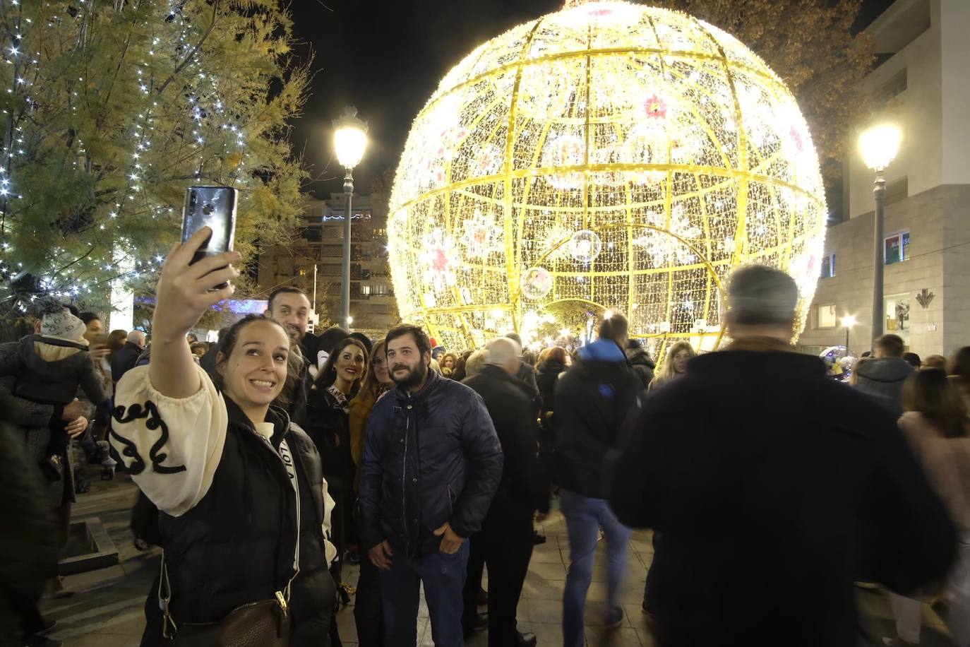 Las luces navideñas atraen a una multitud de personas en el centro de Granada