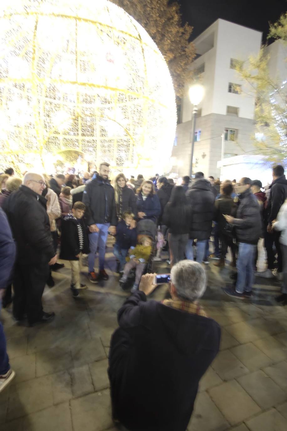 Las luces navideñas atraen a una multitud de personas en el centro de Granada
