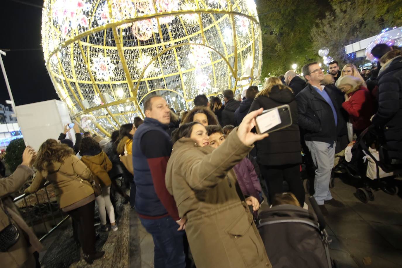 Las luces navideñas atraen a una multitud de personas en el centro de Granada