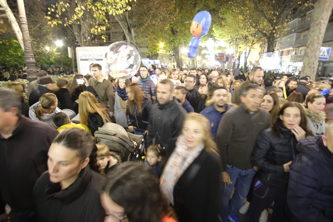Las luces navideñas atraen a una multitud de personas en el centro de Granada