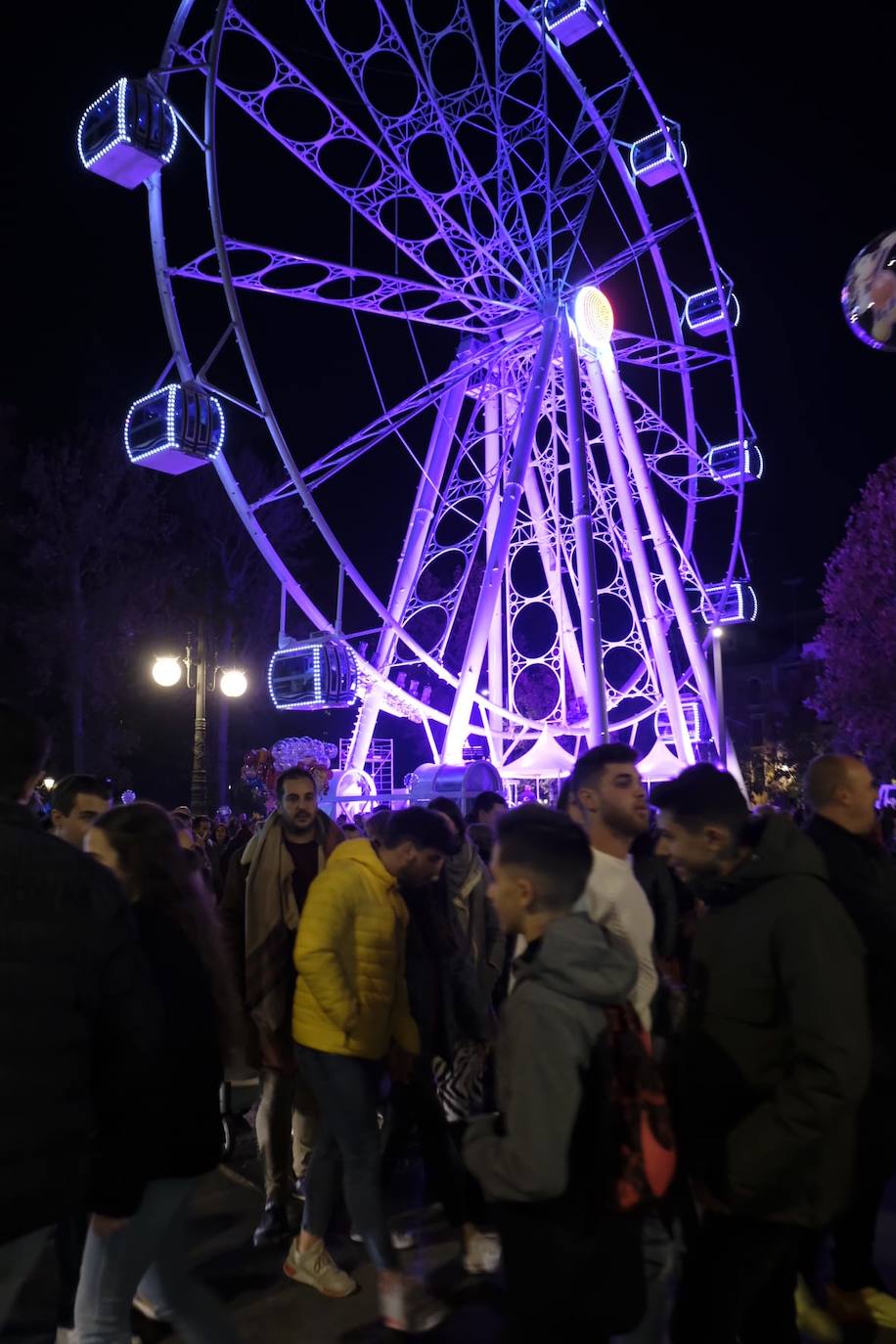 Las luces navideñas atraen a una multitud de personas en el centro de Granada