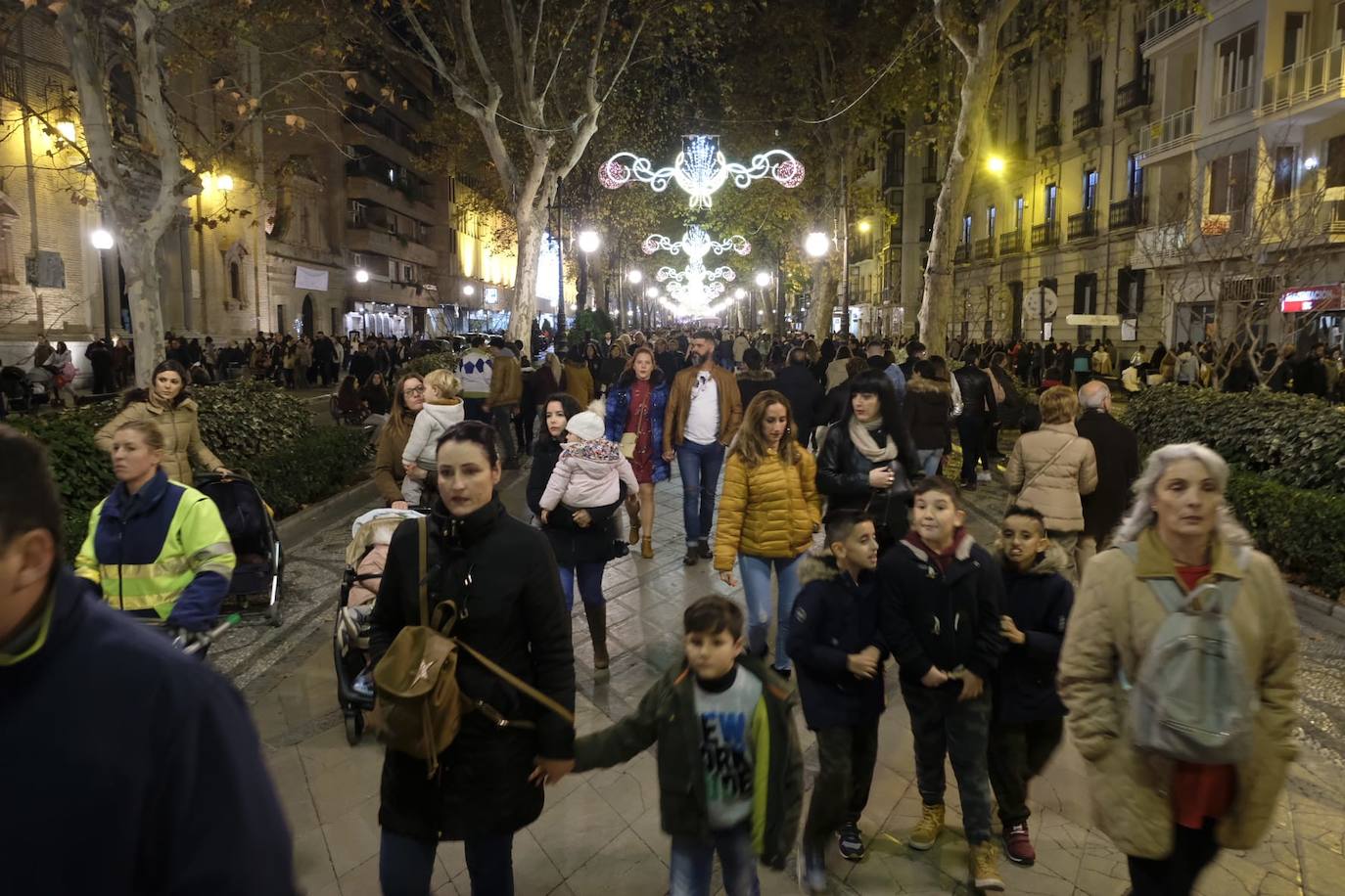 Las luces navideñas atraen a una multitud de personas en el centro de Granada
