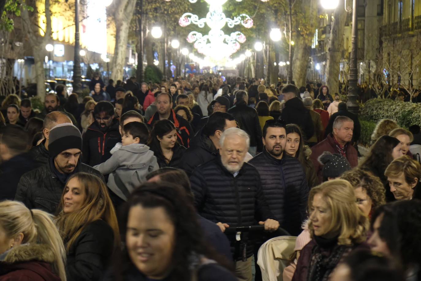 Las luces navideñas atraen a una multitud de personas en el centro de Granada