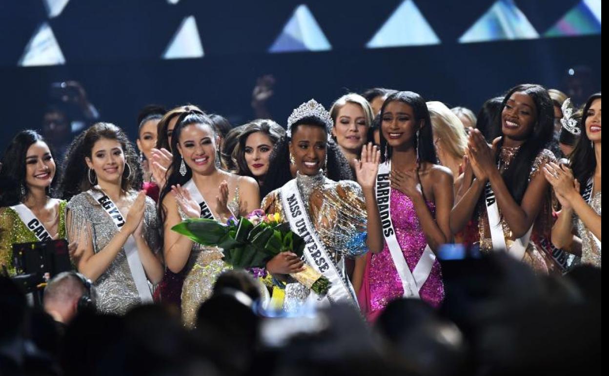 La sudafricana Zozibini Tunzi, que fue proclamada Miss Universo 2019. 