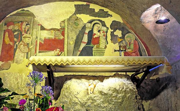 Un fresco recuerda en el santuario de Greccio el primer nacimiento interpretado por San Francisco de Asís.