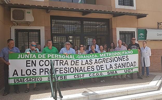 Sindicatos de Granada se concentran a las puertas del centro de salud de Atarfe en contra de las agresiones a profesionales sanitarios sufridas en el lugar en los últimos meses de este presente año. :