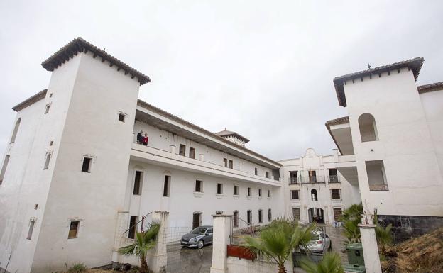 La obra se paralizó por una orden judicial en 2007, cuando el complejo estaba casi terminado.